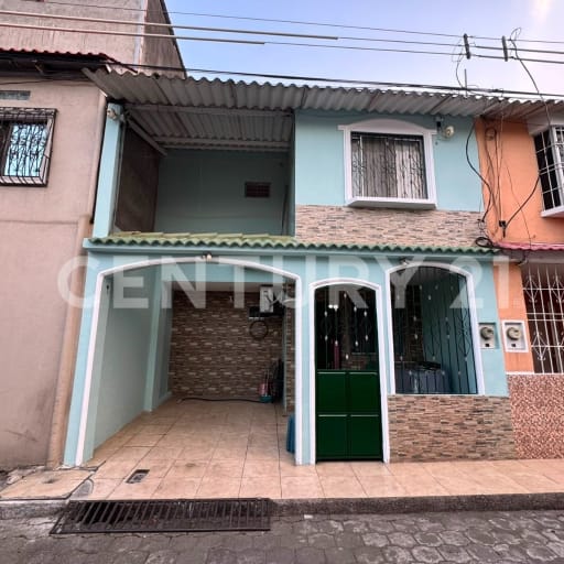Casa en Mucho Lote 1 - 4 hab. y garaje en callejón privado