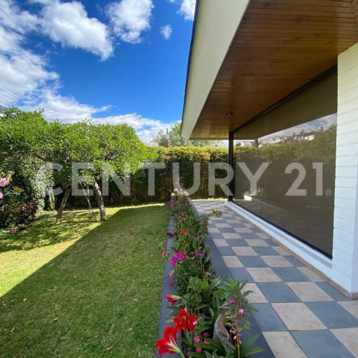 Casa de lujo en Cumbayá con jardín y cancha deportiva