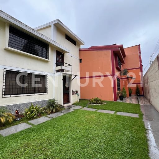 Amplia casa en Comité del Pueblo con terraza y balcón