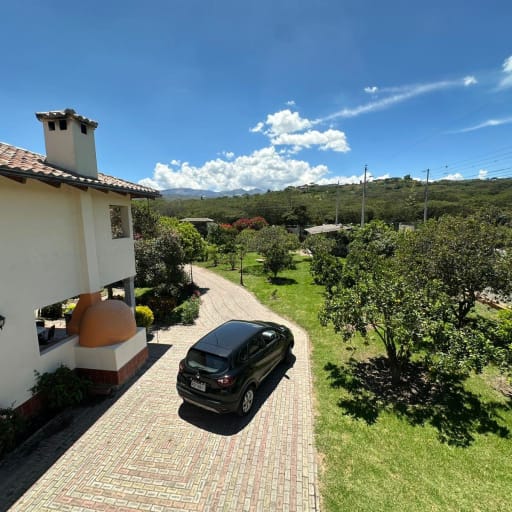 Quinta exclusiva en Guayllabamba con frutales y amplio terreno