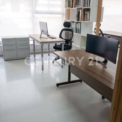 Oficina en Av. 10 de Agosto - 63m² y 1 parqueadero