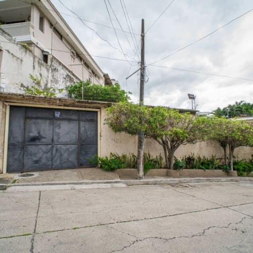 Casa y Terreno en Remate en Urb. Santa Cecilia