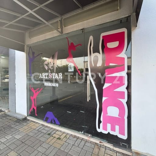 Local en plaza comercial con 20+ marcas, alto flujo