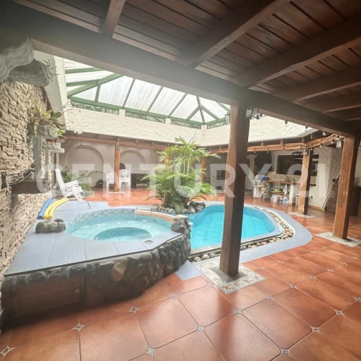 Casa campestre en Tumbaco con piscina y 4 dormitorios