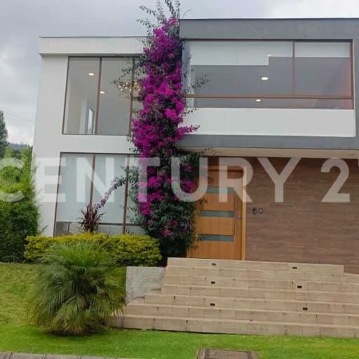 Casa de 260m² en Nayón con jardín y BBQ en conjunto privado