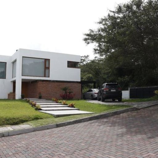 Exclusiva casa moderna en Nayón con 800m² de jardín y a 10 min de Cumbayá