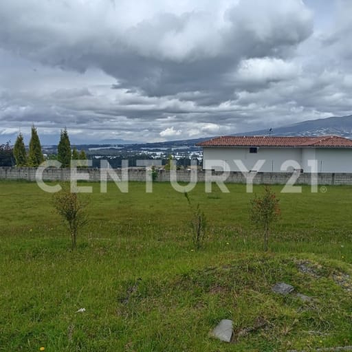 Lote con chalet y laguna en Cayambe, ideal para inversión
