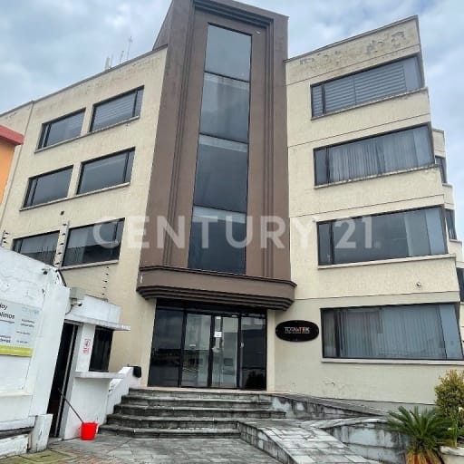 Propiedad comercial con oficinas, bodegas y parqueo amplio