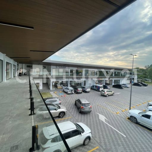Local 40m² en Porto Celeste, planta alta, baño y seguridad