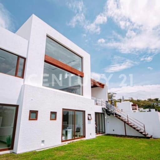 Amplia casa de 275m² con jardín, 3 dormitorios y terraza en urbanización segura