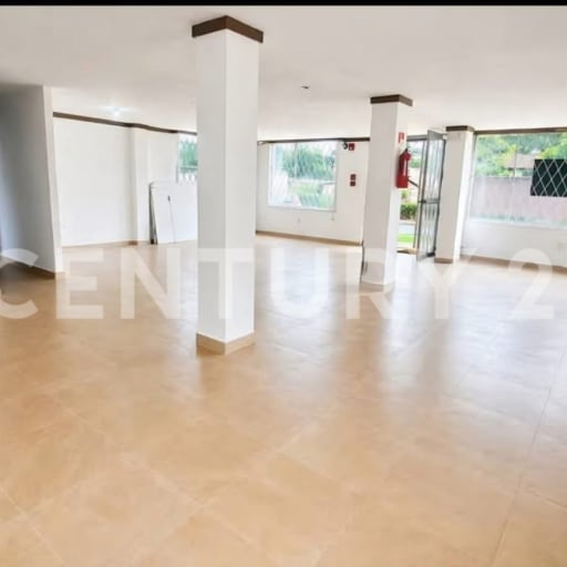 Local comercial estratégico de 101m² con 7 parqueaderos