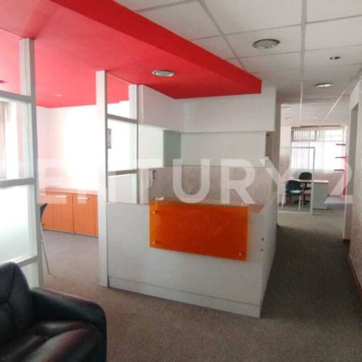 Oficina amoblada 104m² en Whymper - 2 parqueaderos