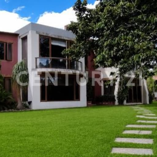 Casa independiente en Las Palmas con cancha y jardín de 2.437m²