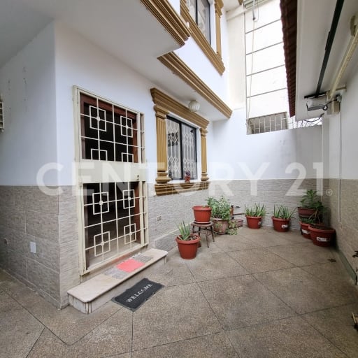 Casa 3 plantas con piscina cerca de centros comerciales