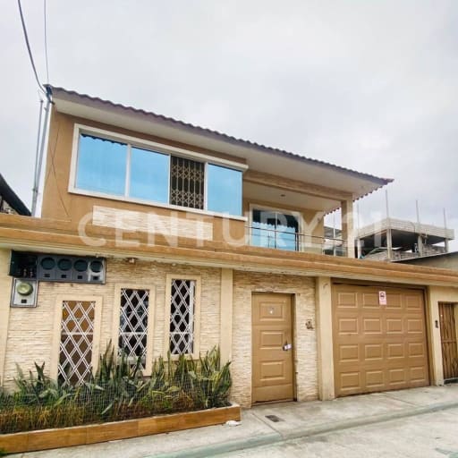 Casa amplia en Colinas de la Alborada con piscina y terreno extra