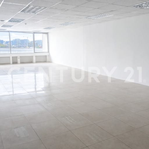 Oficina amplia en norte de Guayaquil - 4 baños + parqueo