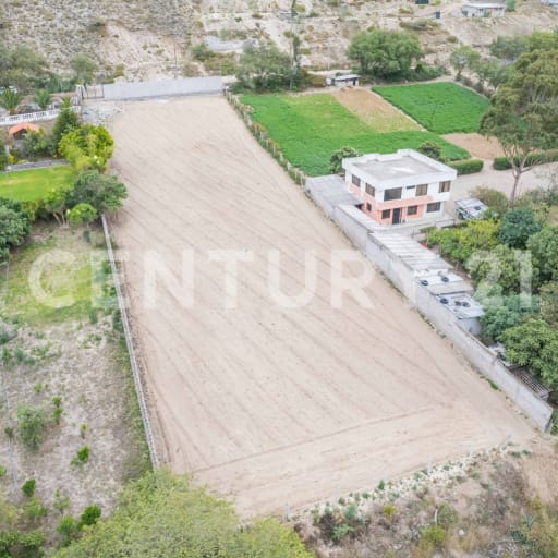 Terreno 2300m² en San Antonio Pichincha con vista y servicios