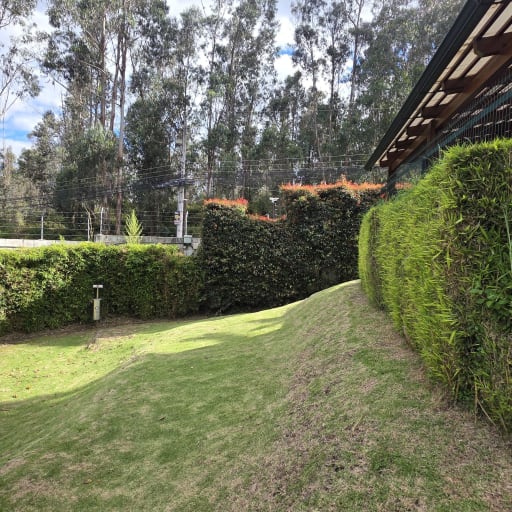 En Renta, Casa en San Juan de Cumbayá con Hidromasaje y Vista Espectacular
