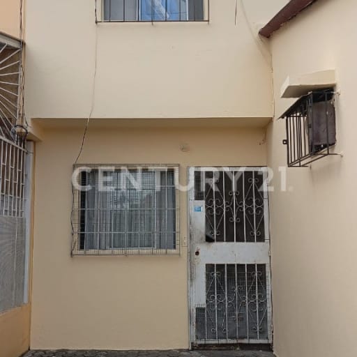 Casa en Mucho Lote cerca de parque, 3 dormitorios y patio