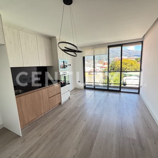 Suite en renta 50m2 con balcón y vista 360° - Seguridad 24h