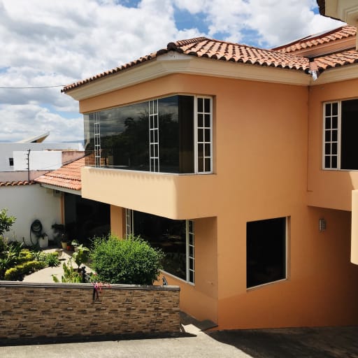 VENTA CASA 6 dormitorios CUMBAYÁ, 1171m2 terreno y jardín.