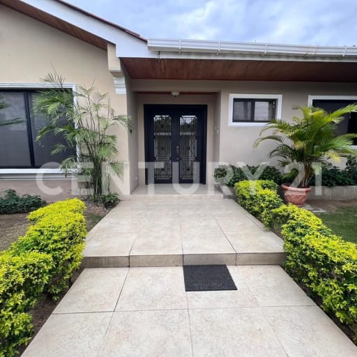 Casa de un piso con 3 dormitorios y jardín en venta