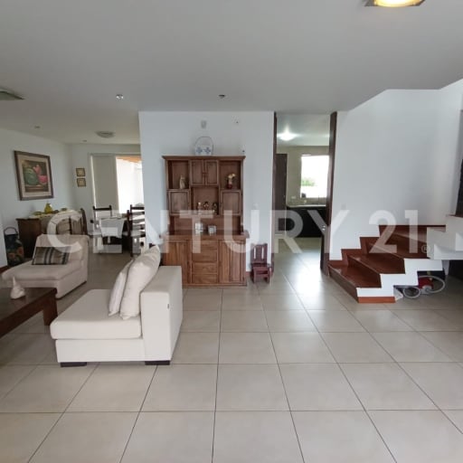Casa en San Juan de Cumbayá: 3 dorm, estudio y pergola en conjunto seguro