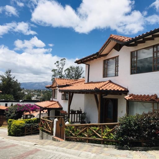 Venta casa nueva Cumbayá, cerca a la Ruta Viva 3dormitorios