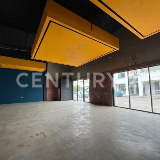 Alquiler: 3 locales de 48m² c/u en zona estratégica