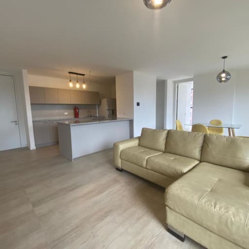 IR Renta Suite amoblada con balcón. Increíble Vista. .Piso 6. – Cumbayá. Proyecto Botániqo.