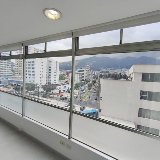 Renta Oficina esquinera 82m2. 2 parqueos. Av Orellana y 6 de diciembre. Edif. Alisal de Orellana.