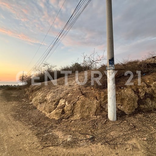 Terreno esquinero con vista al mar en Puerto López