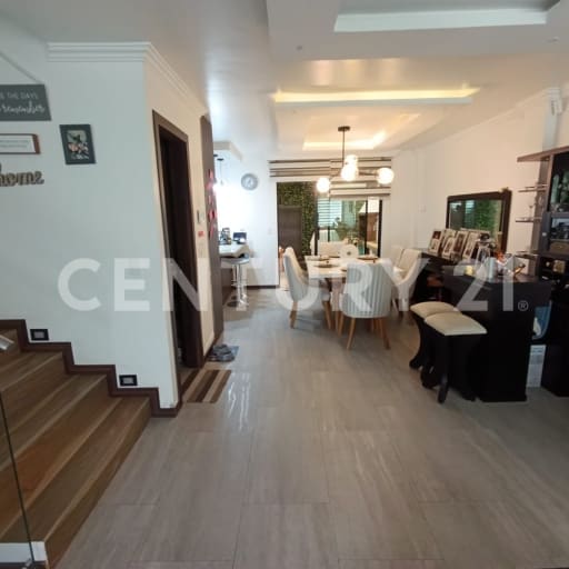 Casa en El Condado con 3 dormitorios, patio apergolado y terraza