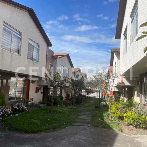 Casa en venta en Santa Mónica Baja, Conocoto - 3 dormitorios