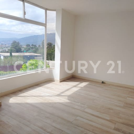 Casa 3 pisos en Cumbayá, conjunto privado con vista