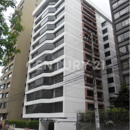 Departamento remodelado con vista al Pichincha y piscina