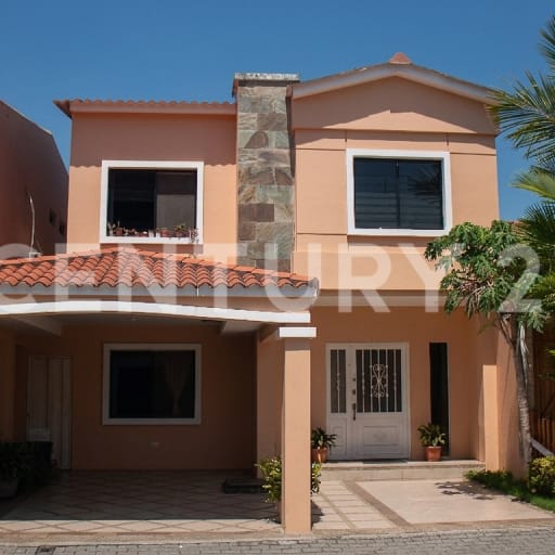 Casa en Valle Alto: 5 dormitorios y seguridad 24/7