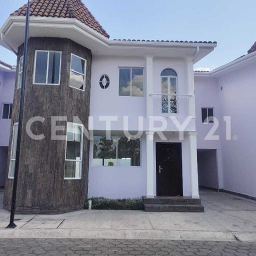 Casa 2 pisos: 3 dormitorios, jacuzzi y garaje en zona comercial