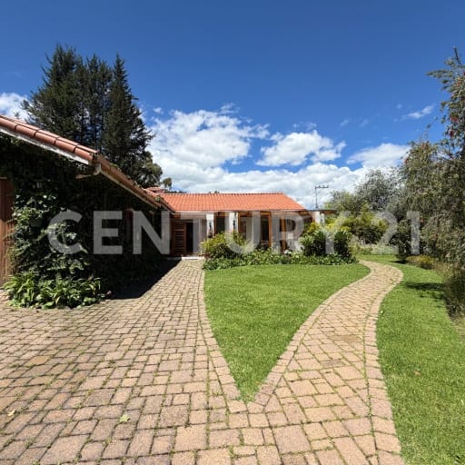 Casa 1 planta: 2 dorms, chimenea y jardines en urb exclusiva