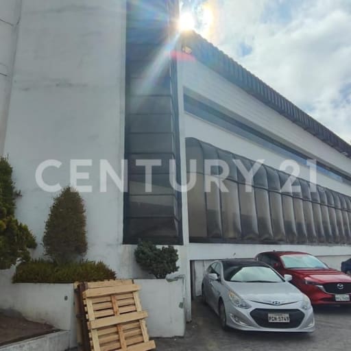Edificio de 4 plantas con 30 parqueaderos y terraza panorámica