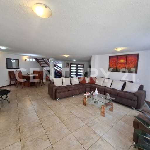 Casa esquinera en Prados del Río, Sangolquí - 5 dormitorios