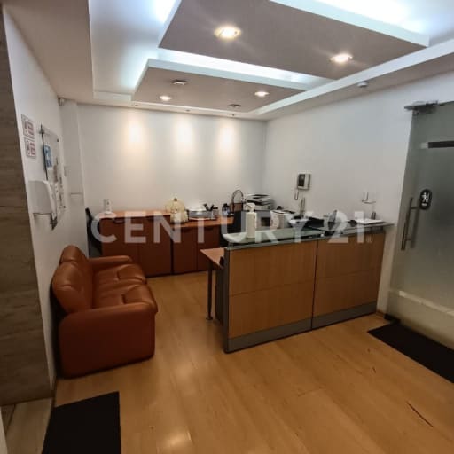 Venta oficina 340m² con bodega y 5 parqueaderos en edificio corporativo