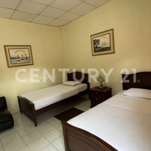 Hotel + centro comercial en venta en Puerto López