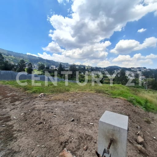 Terreno esquinero en Conocoto - 300m² - Ideal para proyecto habitacional