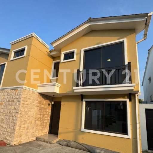 Casa de 4 hab con baño privado, AC y áreas sociales en urb. privada