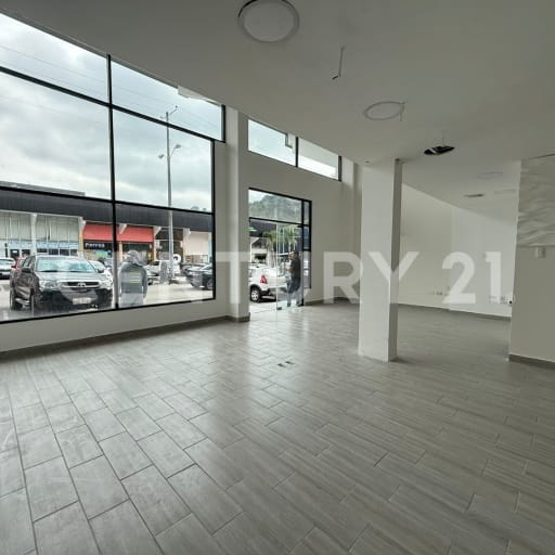 Local 96m² en Riocentro Los Ceibos: Alquiler $1.980 USD