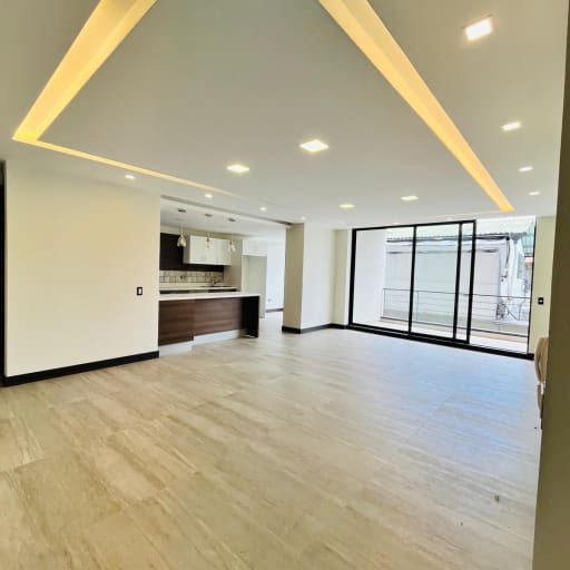 Venta departamento 3 dormitorios con terraza. Sector González Suárez. IR