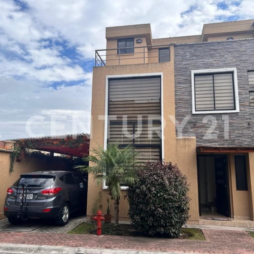 Vendo casa 3 pisos, 3 hab. en Tumbaco con piscina y parqueadero