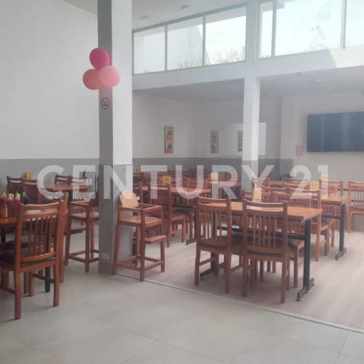 Casa comercial 3 pisos: restaurante + vivienda, lista para ocupar