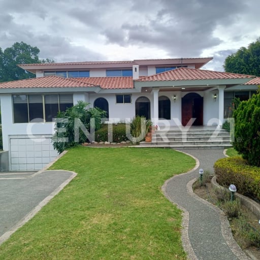 Casa amplia en exclusiva urbanización de Cumbayá con 4 dormitorios